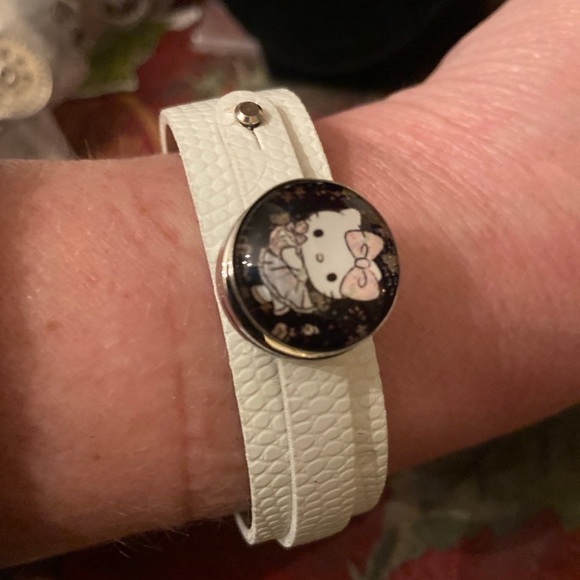 Hello Kitty Snap Bracelet - Picture 2 of 4